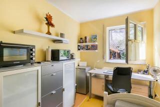 7 min to citycenter !! Subway U3 100m, southside singleroom own SHOWER, WC ! free WIFI ,TV, dishes, fridge, oven, waterheater, microwave, coffee, bike, next to river and park, restaurants and supermarkets around 200m, nonsmoker ! self check in -simply - Munique - 9