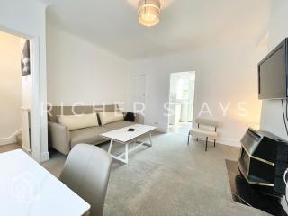 Stylish 3-Bedroom Garden Home, AC, Contractors and Families - Borehamwood - 4