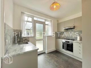 Stylish 3-Bedroom Garden Home, AC, Contractors and Families - Borehamwood - 8