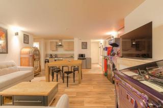 Hollywood Nostalgia, 8 personnes - parking, Terreaux - Lione - 1