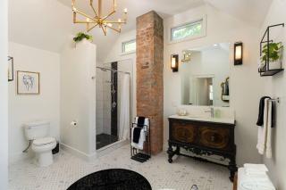 Top Walk score! Prime Westport Midtown Location! - Kansas City - 2