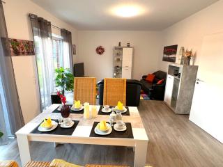 Ferienhaus "Jonagold" Meppen Ebenerdig Carport Terrasse Free WiFi 2 Schlafzimmer Küche Gäste-WC Wallbox - Meppen - 9