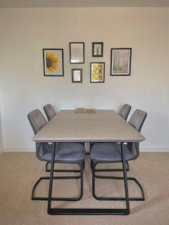 Bright 2-bedroom apartment with parking in Montrose - 6