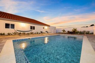 Stylish 1BR Apt Walk to Ritz & Marriott Pool - 4