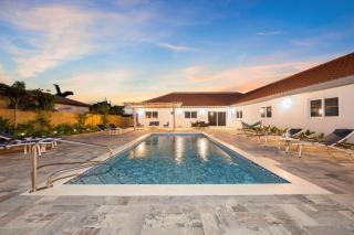 Stylish 1br Apt Walk To Ritz & Marriott Pool - 0