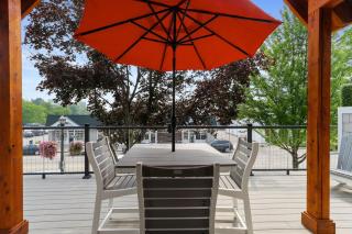 The Lofts of Brick and Mortar-City Loft -Stylish - Walk-Out Balcony - 2 Kings - Parking for 2 - Downtown - Lake Geneva - 2