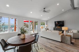 The Lofts of Brick and Mortar-California Loft - High-End - Walk-Out Balcony - Downtown - 2 Kings - Parking - Lake Geneva - 7