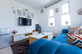 Serene Retreat 2 Bedroom with Pool, Netflix Fast Wifi and Gym - 9