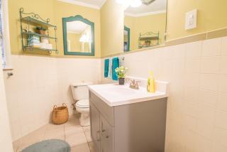 Broad Street Suite 3 - Parking for 3 Vehicles - Walkable - Boho Inspired - Full Kitchen - Huge Living Room - Lake Geneva - 2