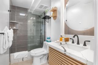 Ocean Retreat: Remodeled Pacific Monarch Haven - Honolulu - 6