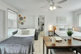 Sunlit Studio Escape Hollywood Haven, sleeps 4 - Hollywood - 7