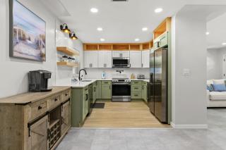 The Coastal Retreat Modern 3BR Home with Beachy Charm - Seminole - 9