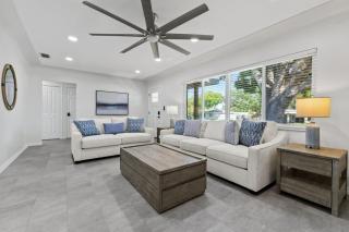 The Coastal Retreat Modern 3BR Home with Beachy Charm - Seminole - 2