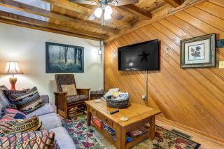 Hot Tub & Fire Pit: Cozy Cabin in Maggie Valley - 7