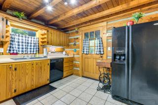 Hot Tub & Fire Pit: Cozy Cabin in Maggie Valley - 3