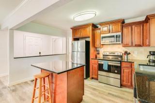 Modern Hideaway Sleeps 14 Backyard & WiFi - Decatur - 5