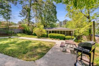 Modern Hideaway Sleeps 14 Backyard & WiFi - Decatur - 6