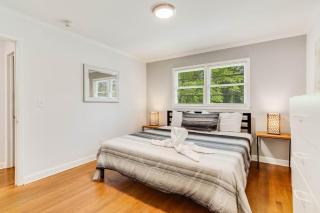 Modern Hideaway Sleeps 14 Backyard & WiFi - 5
