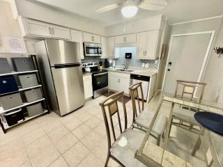 Walk to the Beach - 2 bed Condo close to it all - Hilton Head Island - 7