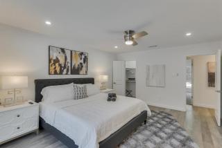 Luxury Home with 5 Bedrooms and Private Pool - Dallas - 6
