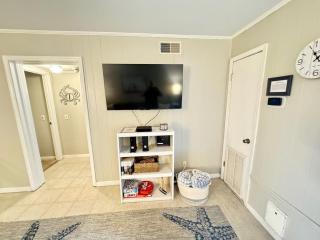 Walk to the Beach - 2 bed Condo close to it all - Hilton Head Island - 1