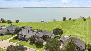 The Best of Lakeside Living - Luxury at its Finest - 7