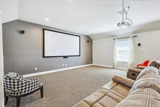 The Best of Lakeside Living - Luxury at its Finest - 4
