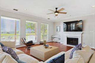 The Best of Lakeside Living - Luxury at its Finest - 2