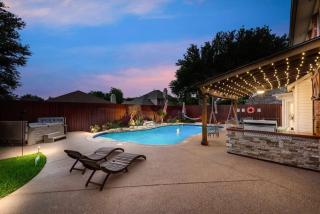 Modern and Luxury DFW Mansion with Backyard Oasis - Haltom City - 9