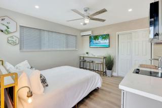 Sun kissed Charm Beachside Hollywood Studio - Hollywood - 8