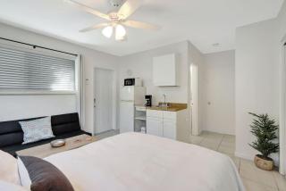 Coastal Comfort Hollywood Studio Retreat - 4