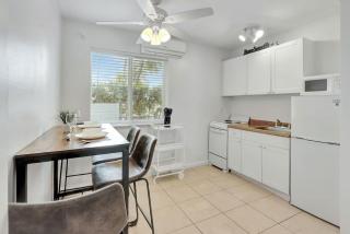 Coastal Retreat ONLY 1 block from the beach - Hollywood - 8