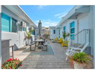 Coastal Retreat ONLY 1 block from the beach - Hollywood - 1