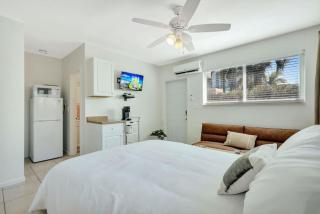 Beachside Bliss Hollywood Studio - 6