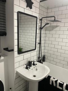 Cosy home from home with PRIVATE BATHROOM - FREE PARKING - Winner of a Traveller Award 2026 - 2