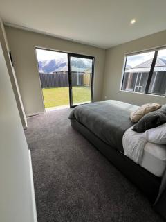 The Yellow Door at Lake Hawea - Lake Hāwea - 5