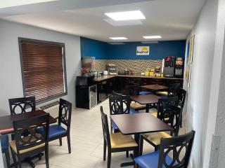 Days Inn by Wyndham Muncie -Ball State University - Muncie - 3