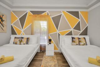 Modern Duplex with Bold Art & Luxe Touches - Perfect for Families & Groups - Houston - 8