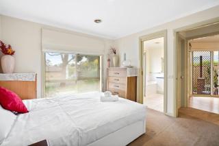 Perfectly Located Townhouse in heart of Ringwood - Ringwood - 0