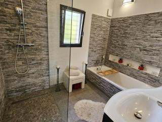 Villa moderne avec piscine privée, climatisation et parking, 4 chambres, 8 pers. - FR-1-768-103 - 3