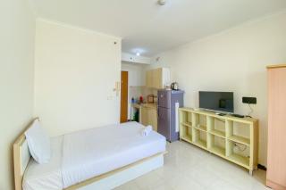 Minimalist and Comfy Studio Room Maple Park Sunter Apartment By Travelio - Jakarta - 3