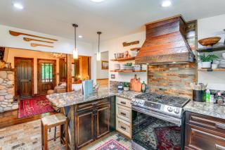 Dreamy Damascus Cabin about 1 Mi to Appalachian Trail - 4