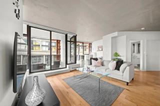 Modern Condo in downtown two bedroom parking lot - Vancouver - 1