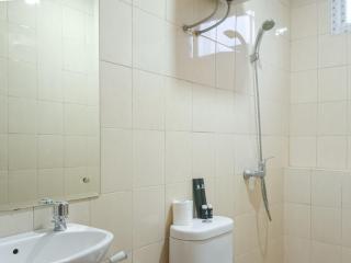 Comfortable and Tidy 2BR at Vida View Apartment By Travelio - 4