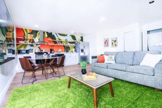 StylishAptWtrGrdnOppLake&Prk&Yrd - 5