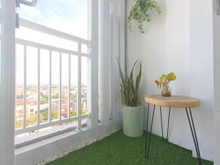 Warm and Homey Studio at Vida View Makassar Apartment By Travelio - Pampang - 6