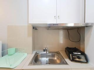 Warm and Homey Studio at Vida View Makassar Apartment By Travelio - Pampang - 9