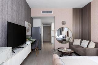 Waves - Refined Studio with Balcony & City Views in Luma21 - Dubai - 5