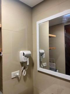 38 Park Avenue right in the heart of IT Park Cebu, 55 inches TV, wifi, LOWER FLOOR on 5th floor - 5