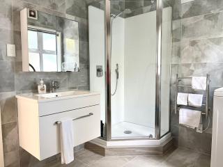 Stylish Modern Flat with Parking Near Station - 7